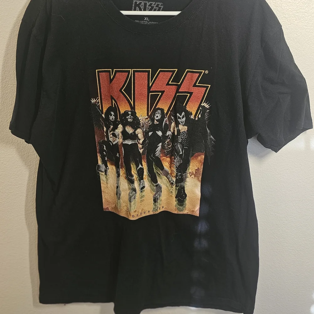 Kiss Black Tee with Band Graphic - Picture 1 of 3